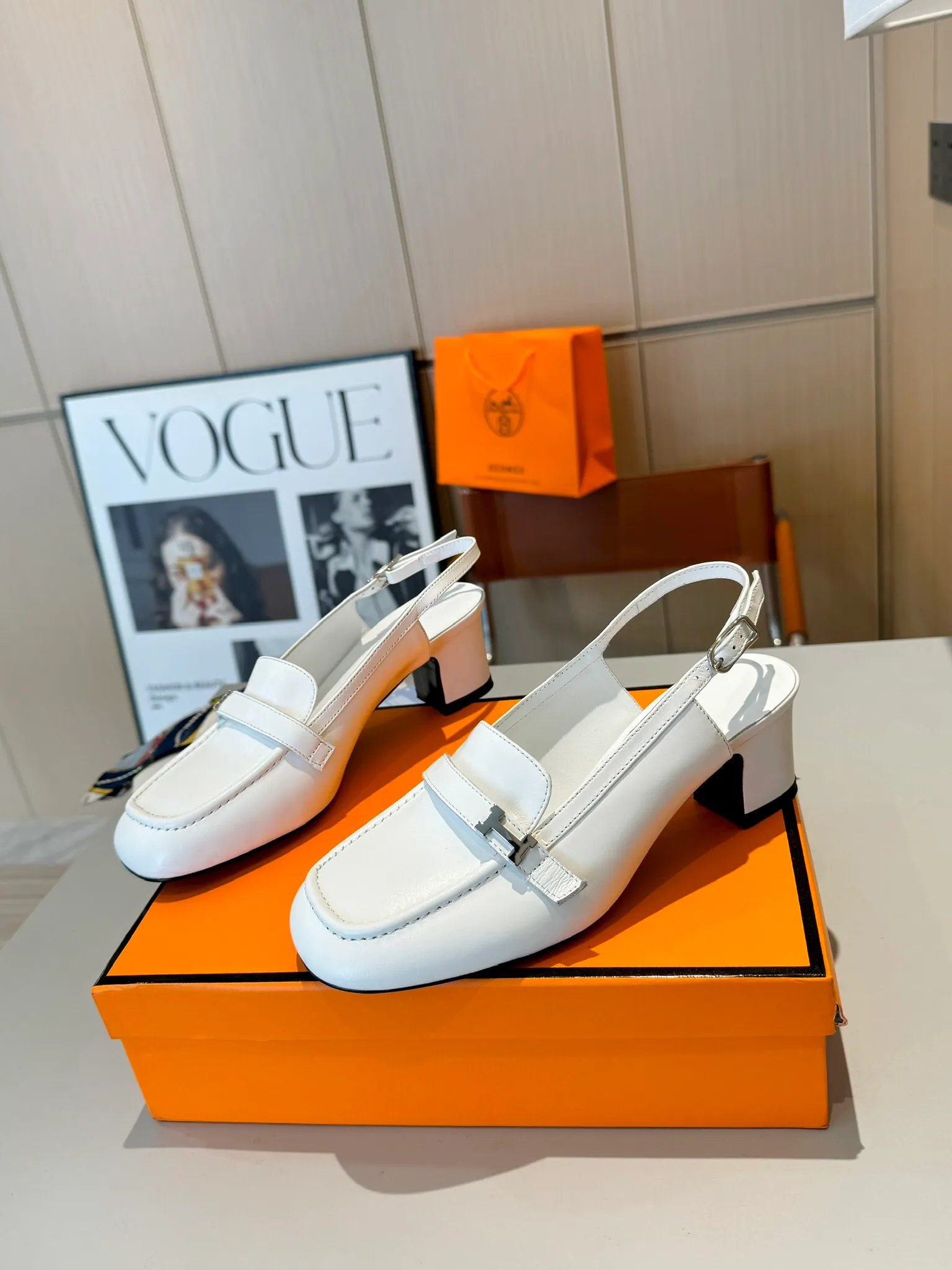 👟👟Ex-factory price 520👟👟 Hermes Groupie square-toe H-buckle mules, half-drag high heels and flat heels; the foot feel at the counter is invincible, groupie Mule shoes are made of h-buckle canvas and calfskin with mini silver Paris shoe buckles and contrasting piping. They are super beautiful in real life. Upper: imported original calfskin/original molded fabric. Lining: sheepskin. Outsole: Italian genuine leather outsole. Original packaging. Heel height: 5cm and 2 types of flat heel. Size: 35-41 (customized in size 42). Color: 6 colors.